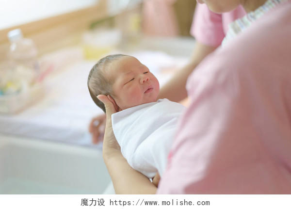 护士手里抱着一个刚出生的婴儿